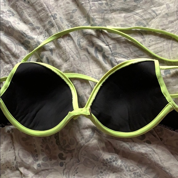 Victoria’s Secret bathing suit top 34 A - Picture 3 of 3